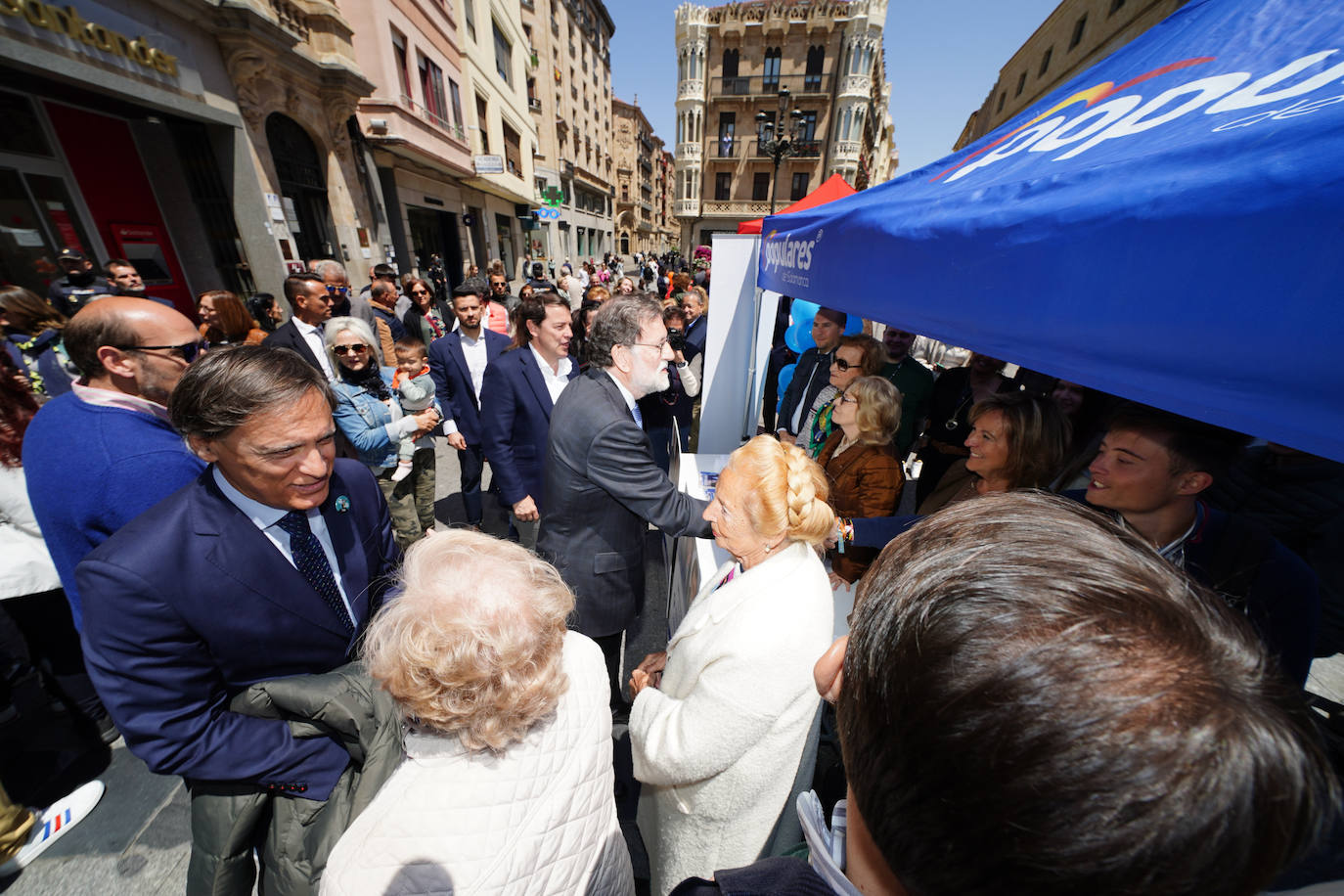 Mariano Rajoy se da un baño de masas en Salamanca