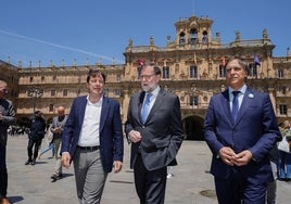 Mariano Rajoy, franqueado por Alfonso Fernández Mañueco y Carlos García Carbayo