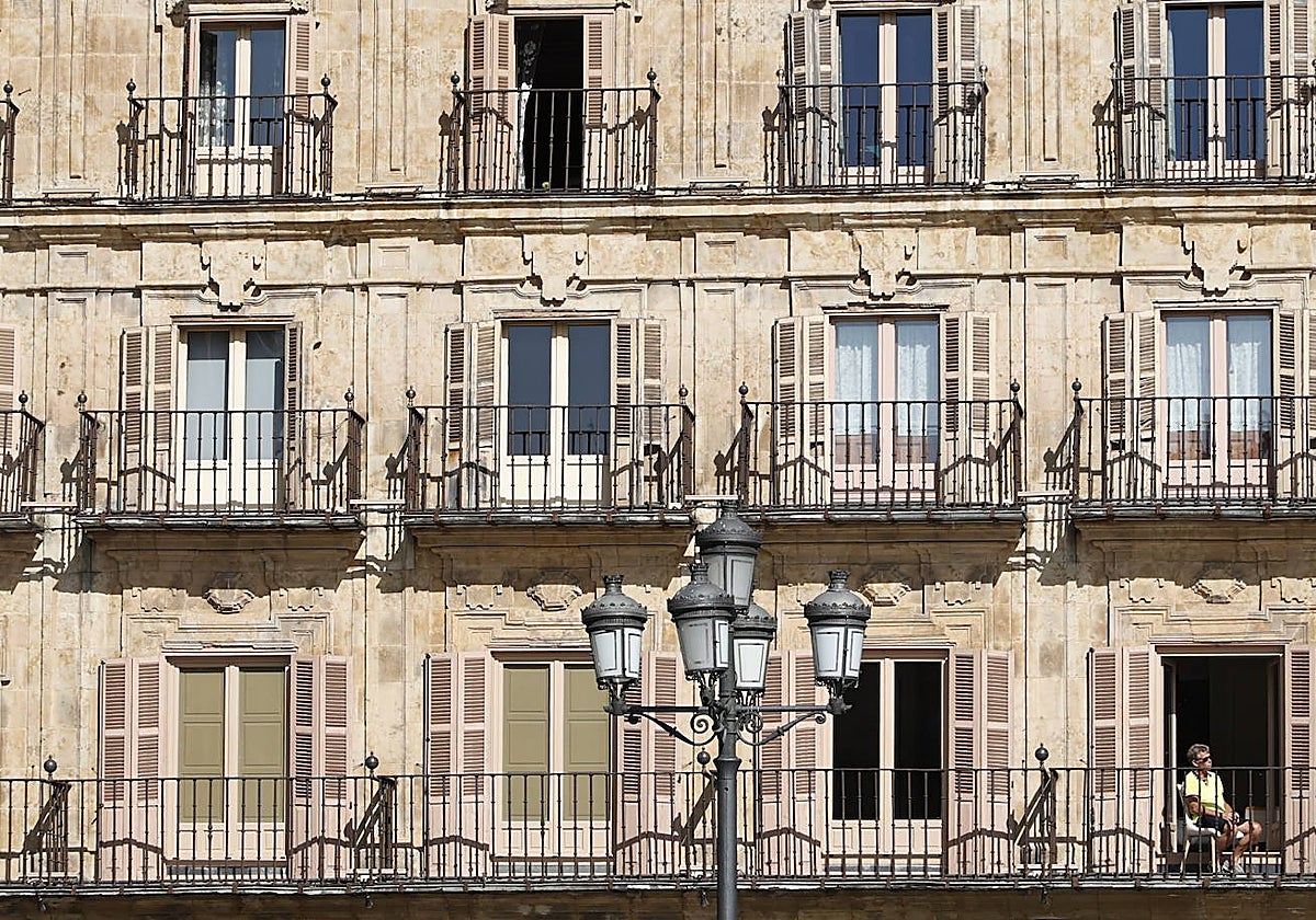 Balcones y contraventanas de varios colores en la Plaza Mayor de Salamanca.