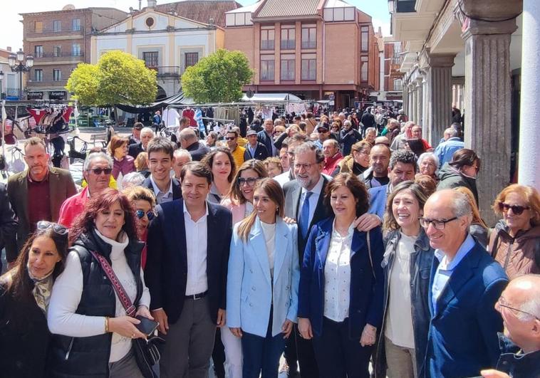 Rajoy hace una parada en Peñaranda para apoyar a la candidata popular