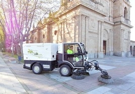 Barredora eléctrica junto a una de las iglesias de la capital salmantina.