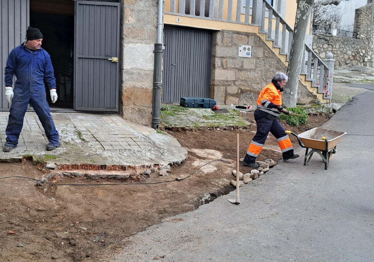 Operaria municipal de Puente del Congosto, que ha iniciado el proceso de contratación del Eltur 2023.