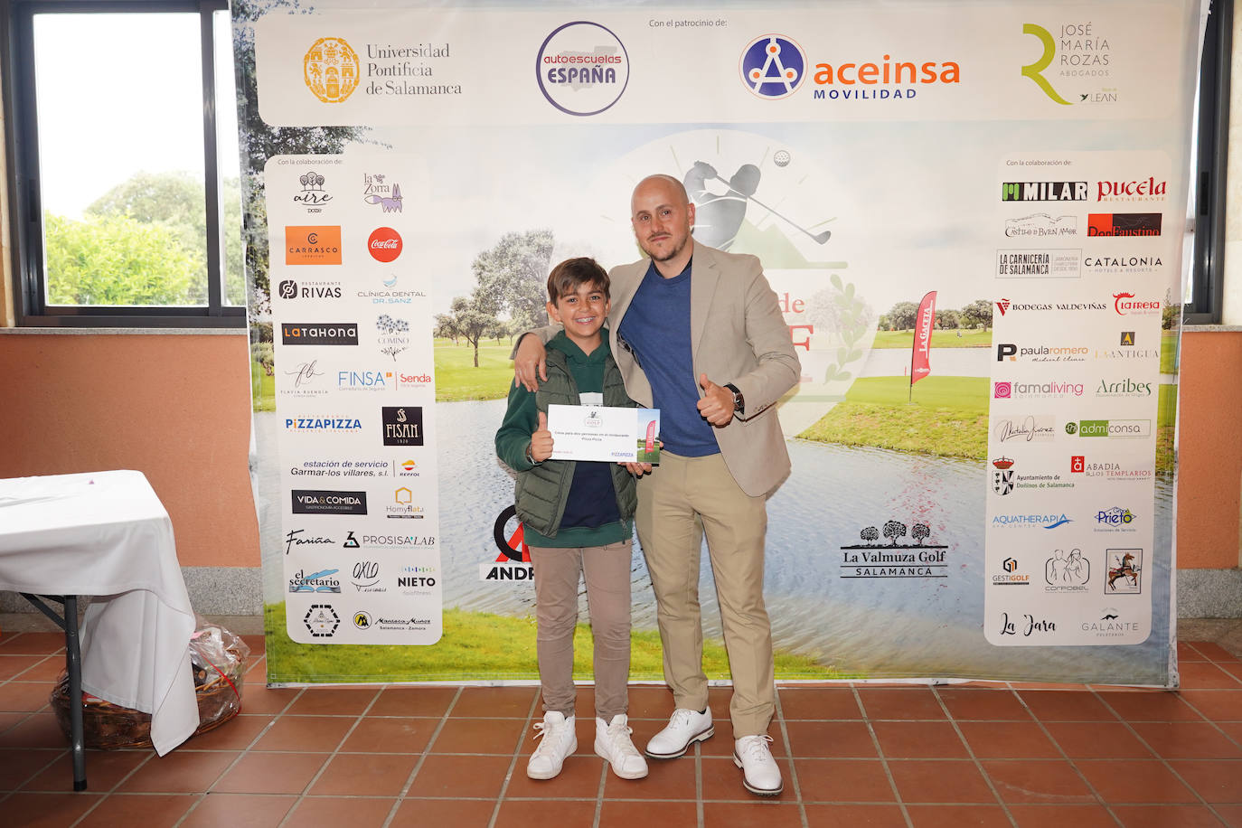 Guillermo Martín Martín se llevó el premio al mejor sub 21 y se fue con una cena para dos personas en Pizza Pizza. Le hizo entrega del premio Alberto Dávila, director de La Valmuza.