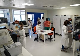 Integrantes del servicio de Análisis Clínico y Bioquímica, trabajando en torno al novedoso secuenciador masivo.