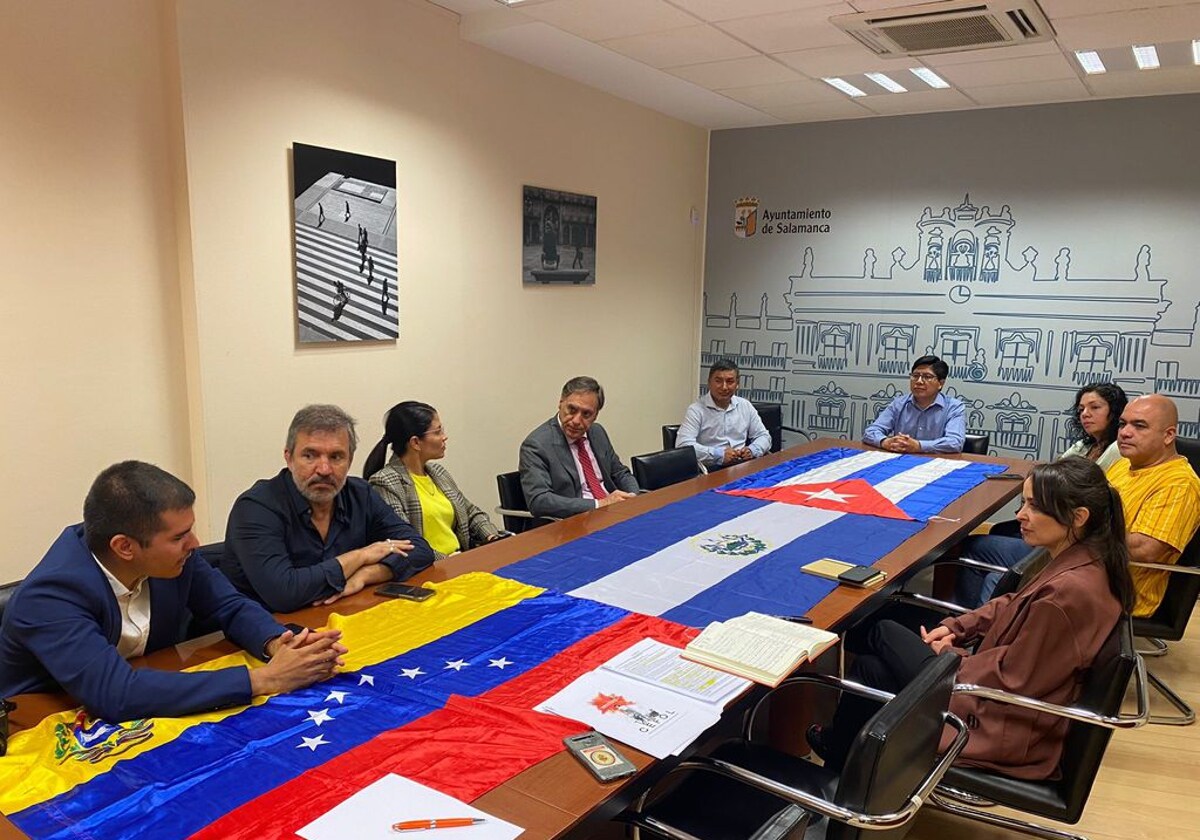 Vecinos salmantinos procedentes de Venezuela, Ecuador, Colombia y Cuba, en un encuentro mantenido con el alcalde, Carlos García Carbayo.