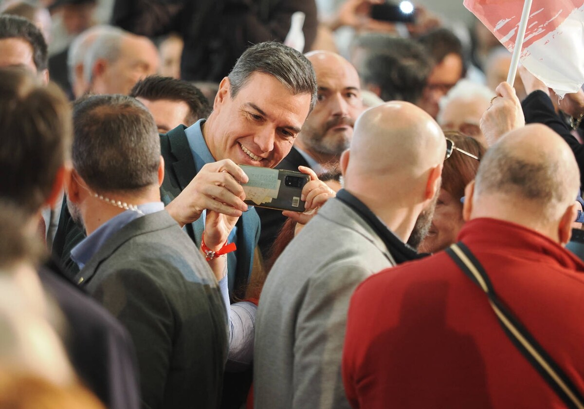 Pedro Sánchez se hace un selfie con una simpatizante en un mitin