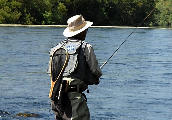 Un pescador disfruta de su pasión en aguas de Salamanca