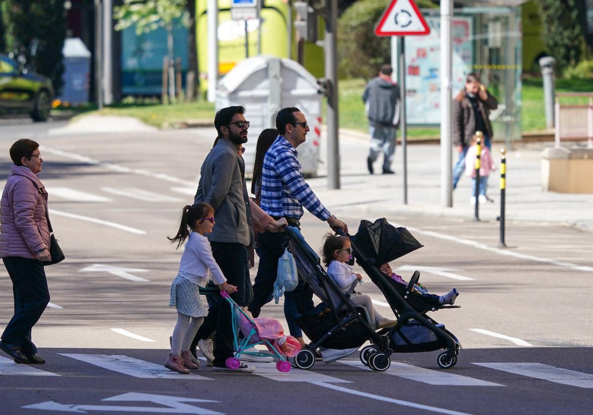 Una familia camina por una de las calles de Salamanca.