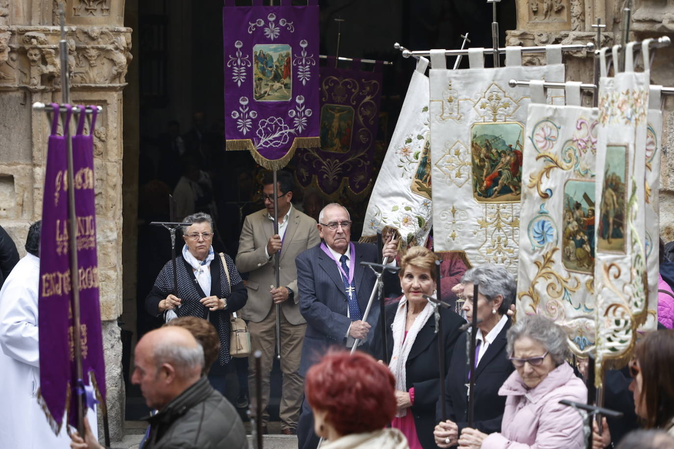 Las calles salmantinas vuelven a mostrar su devoción por el Cristo de los Milagros