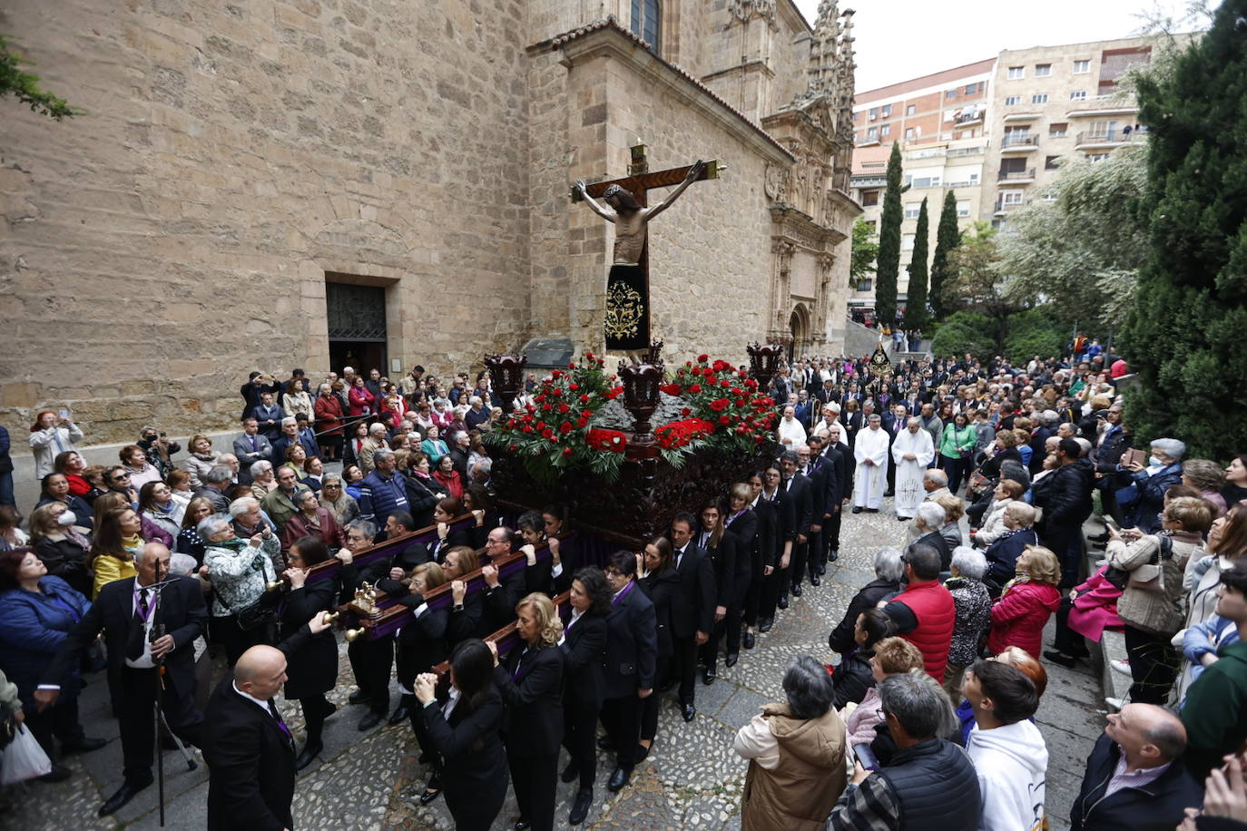 Las calles salmantinas vuelven a mostrar su devoción por el Cristo de los Milagros