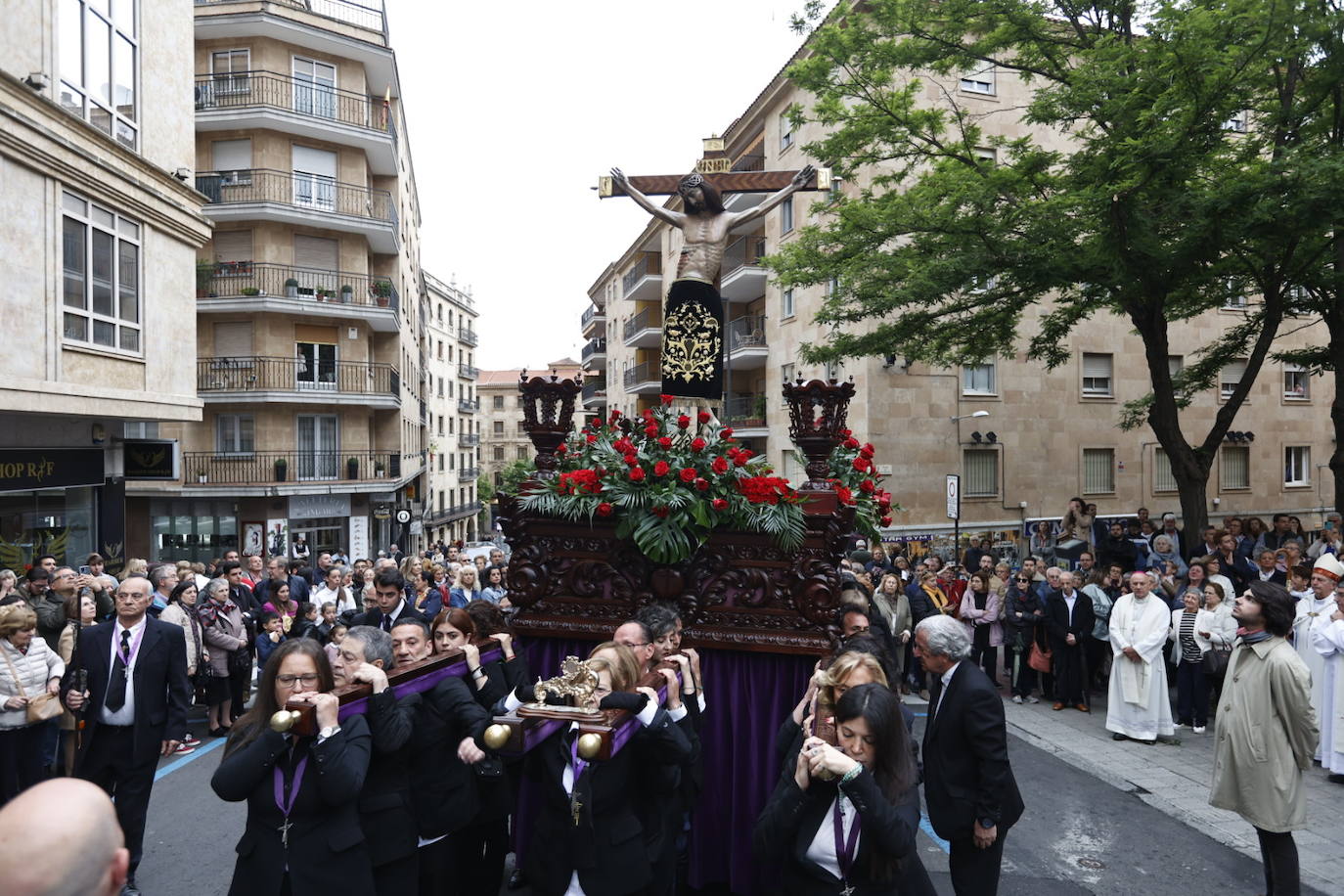Las calles salmantinas vuelven a mostrar su devoción por el Cristo de los Milagros