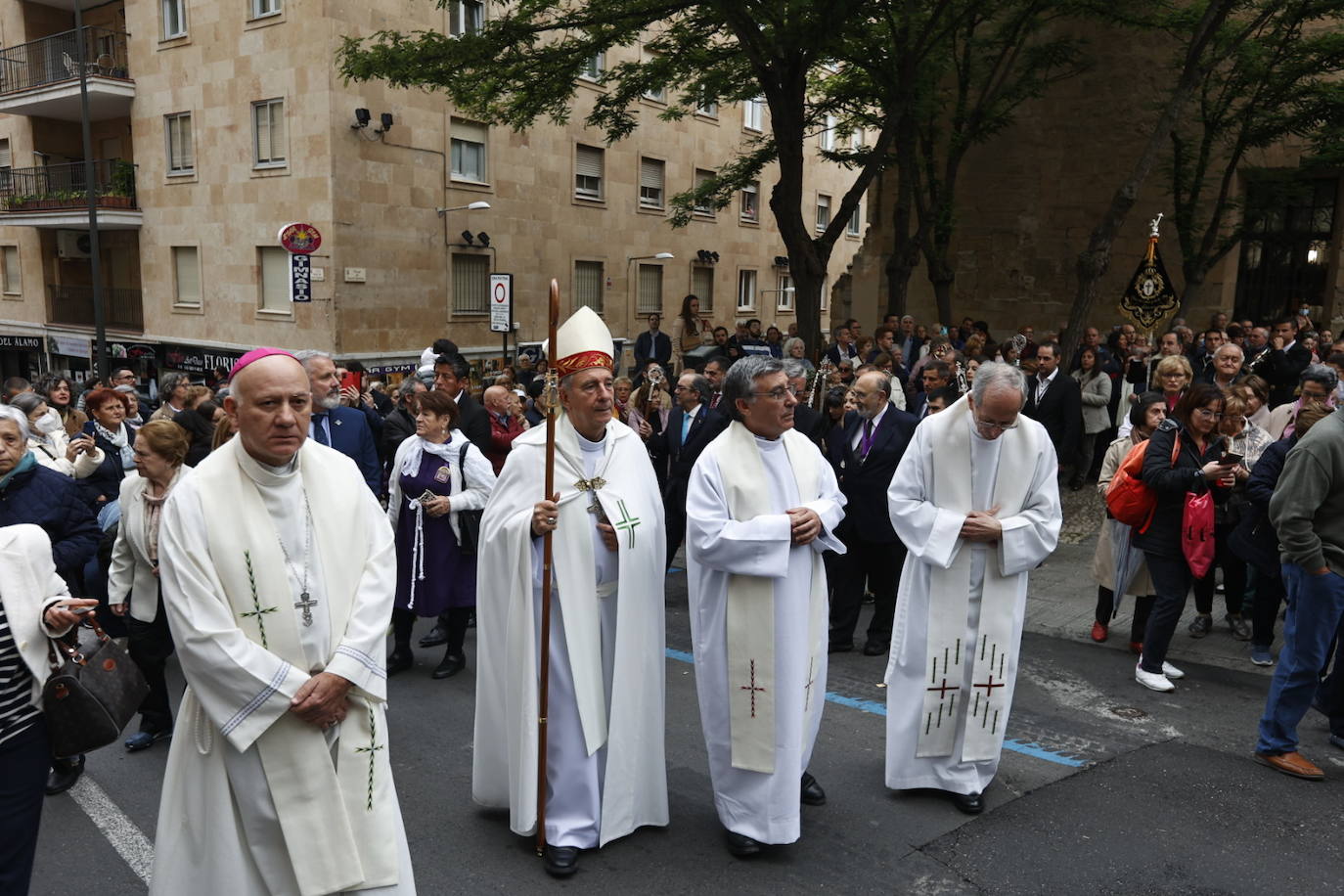 Las calles salmantinas vuelven a mostrar su devoción por el Cristo de los Milagros
