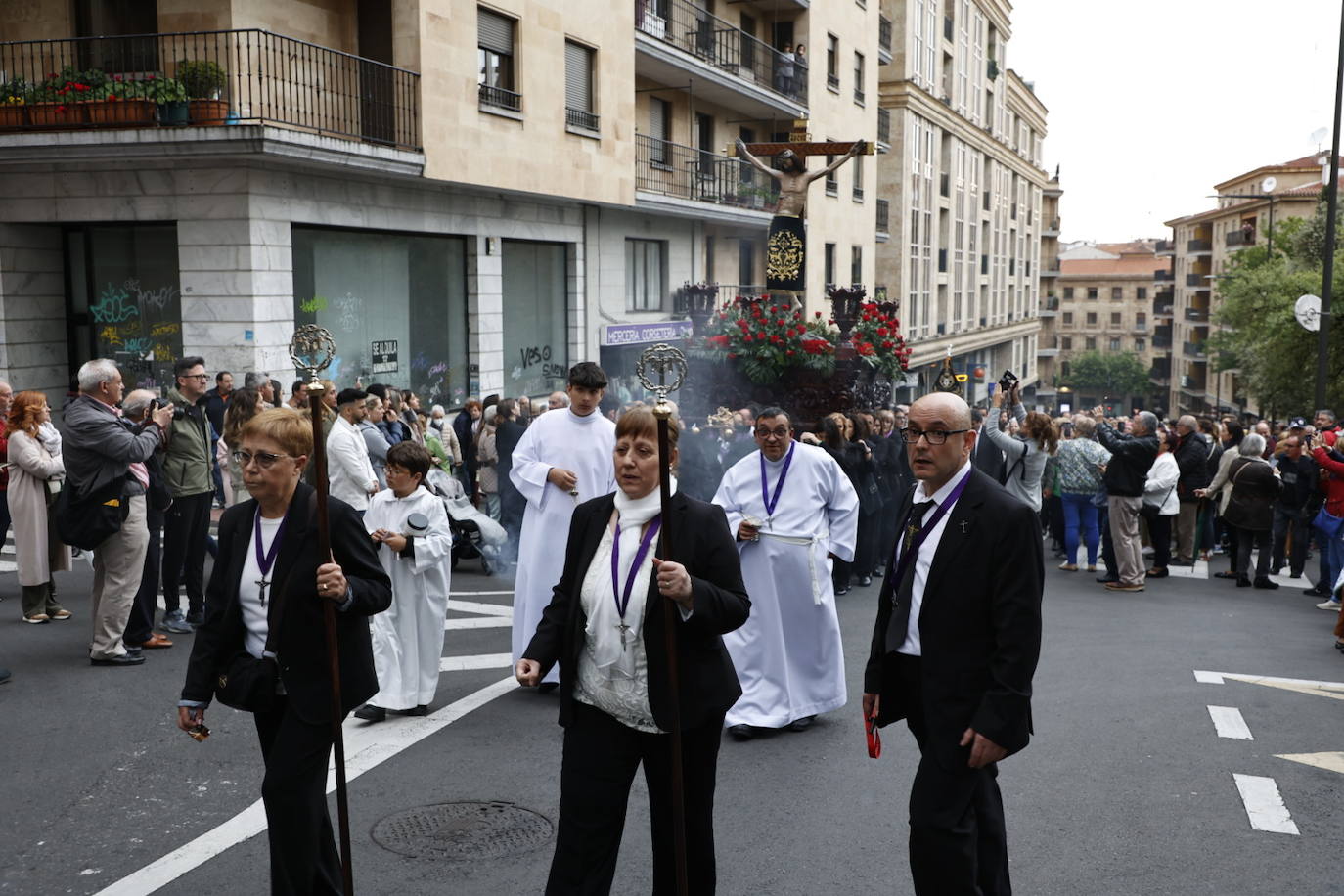 Las calles salmantinas vuelven a mostrar su devoción por el Cristo de los Milagros