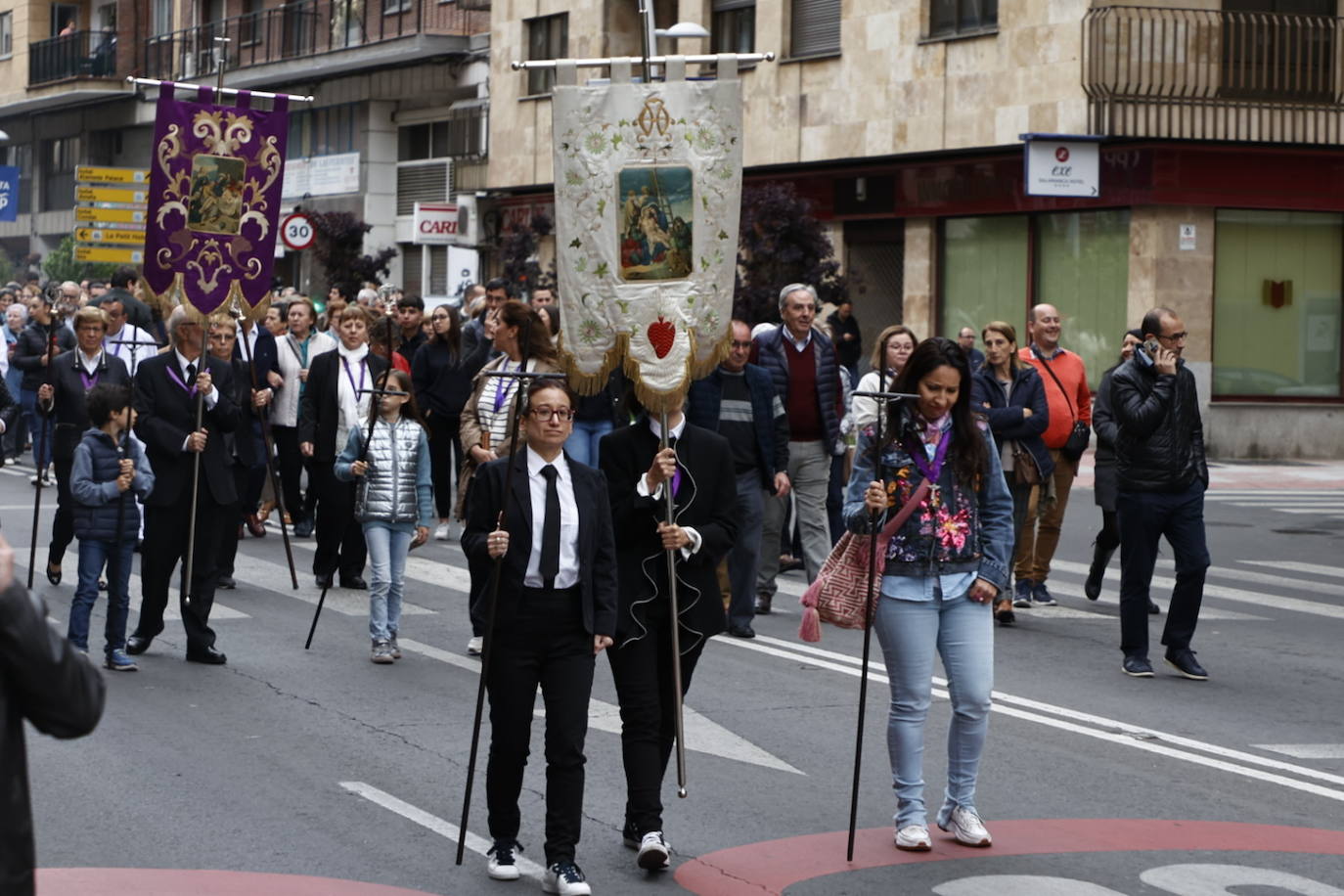 Las calles salmantinas vuelven a mostrar su devoción por el Cristo de los Milagros