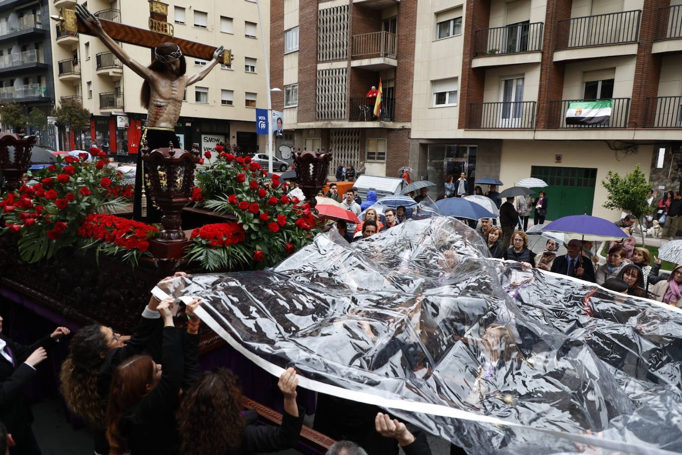 Las calles salmantinas vuelven a mostrar su devoción por el Cristo de los Milagros