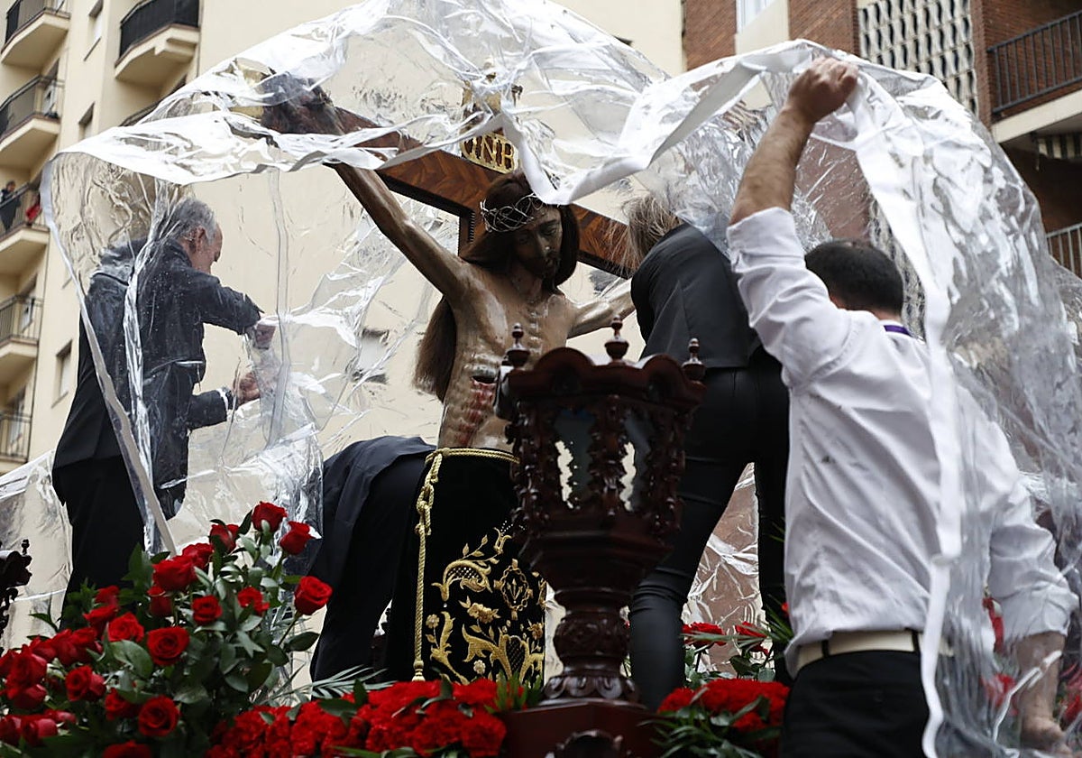 Las calles salmantinas vuelven a mostrar su devoción por el Cristo de los Milagros