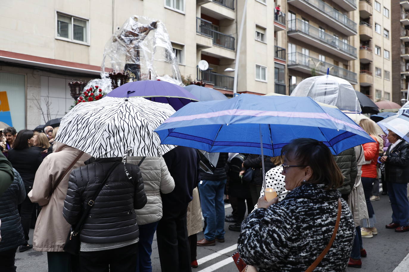 Las calles salmantinas vuelven a mostrar su devoción por el Cristo de los Milagros