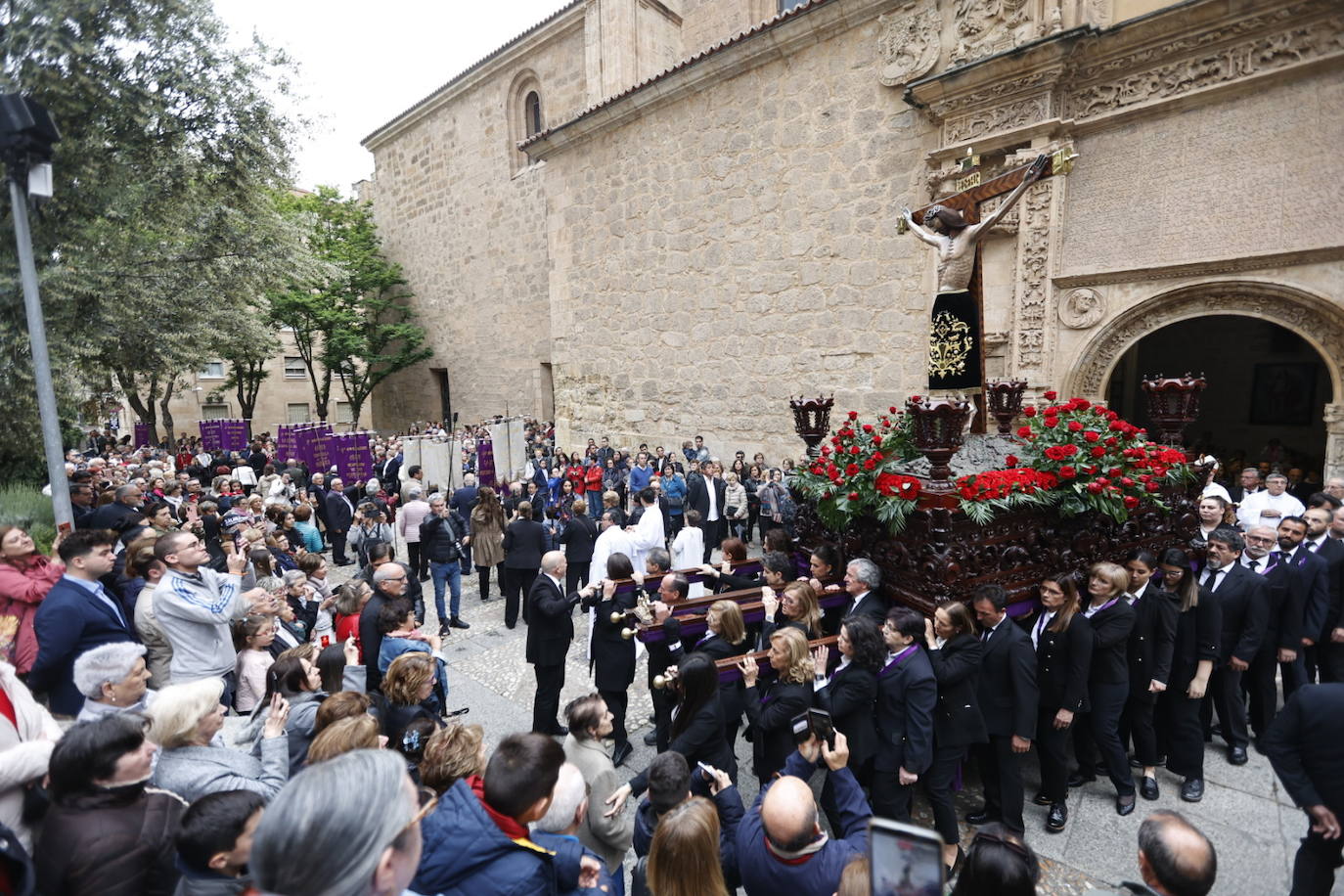 Las calles salmantinas vuelven a mostrar su devoción por el Cristo de los Milagros