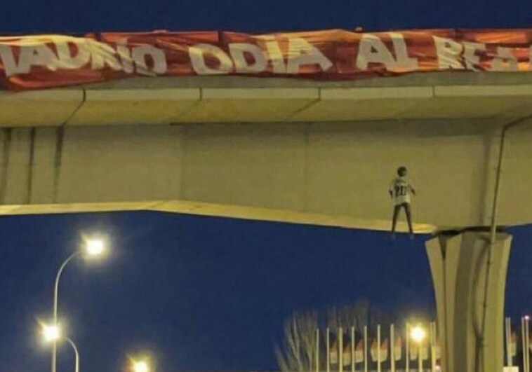 Detenidos cuatro ultras que colgaron el maniquí de Vinícius de un puente antes del derbi madrileño