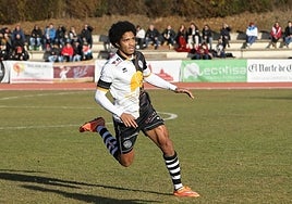 David García Mitogo en un choque con la elástica del Unionistas en Las Pistas.