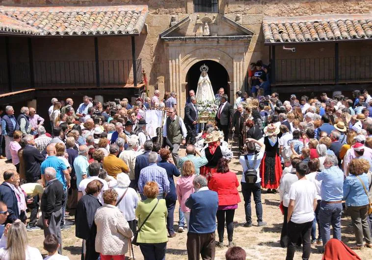 La Virgen del Cueto saliendo de la ermita a la plaza el día de la romería.