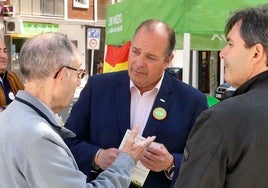 Ignacio Rivas, con dos ciudadanos en el Centro Victoria Adrados.