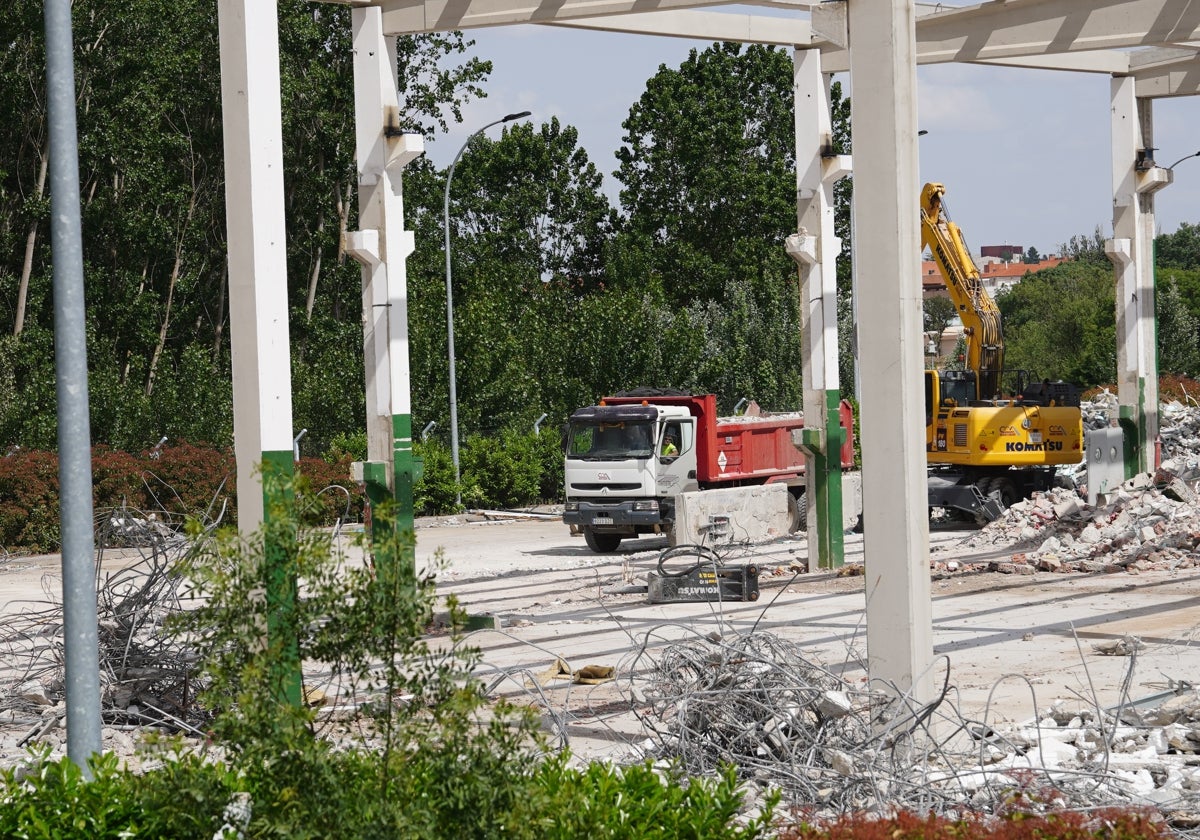 Una excavadora y un camión en las instalaciones ya derribadas.