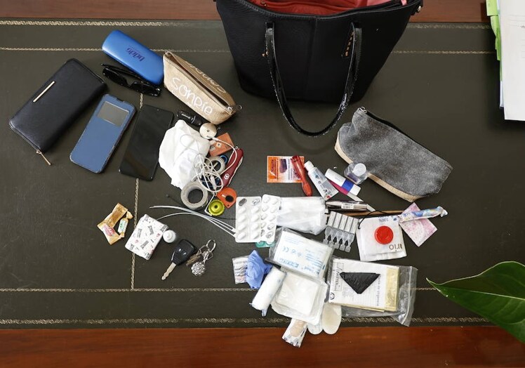 Un mosquetón, una navaja, el kit de costura y hasta una manta de emergencia, en el bolso de una candidata