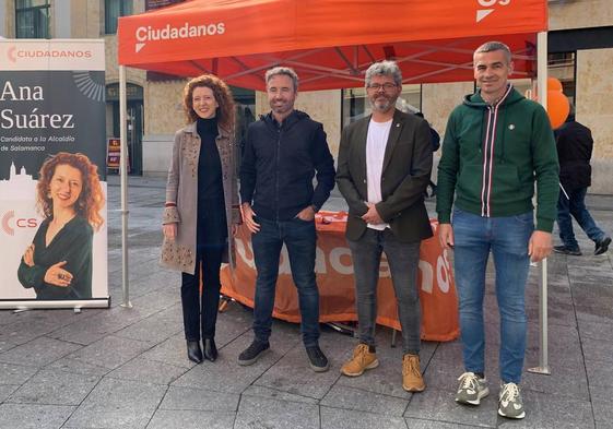 Ana Suárez y Guillermo Díaz junto a otros candidatos municipales de Ciudadanos.