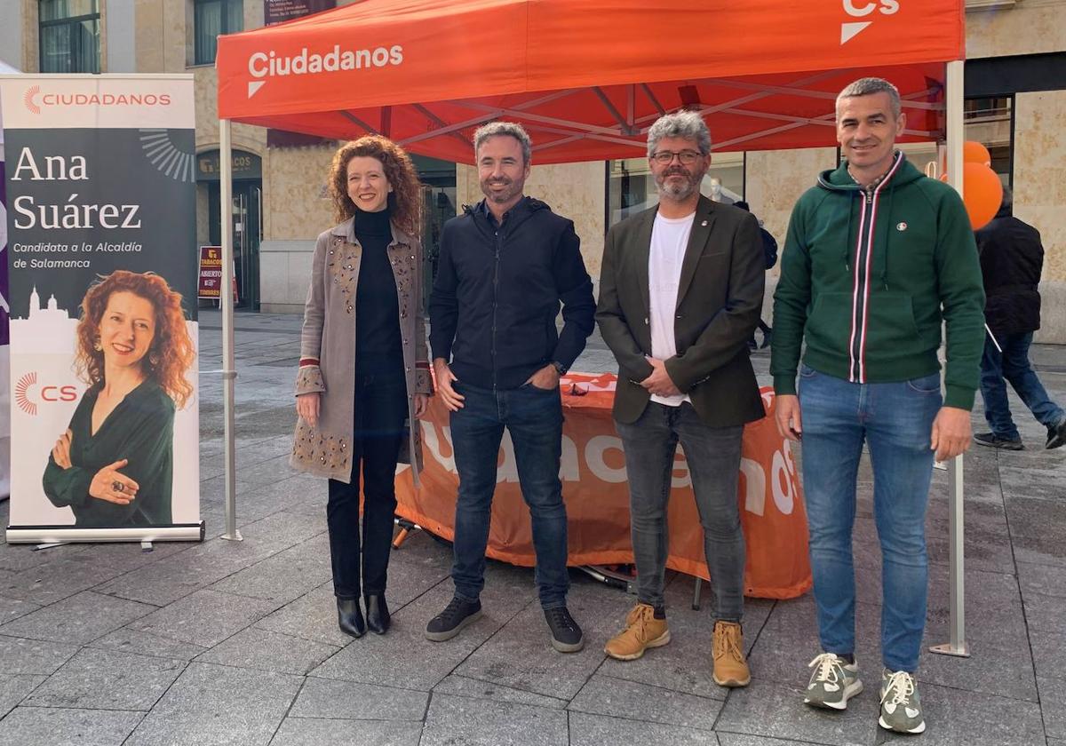 Ana Suárez y Guillermo Díaz junto a otros candidatos municipales de Ciudadanos.