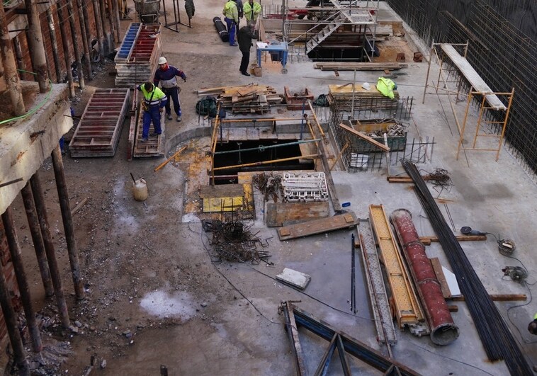 Un grupo de trabajadores en las obras de construcción de un edificio de viviendas