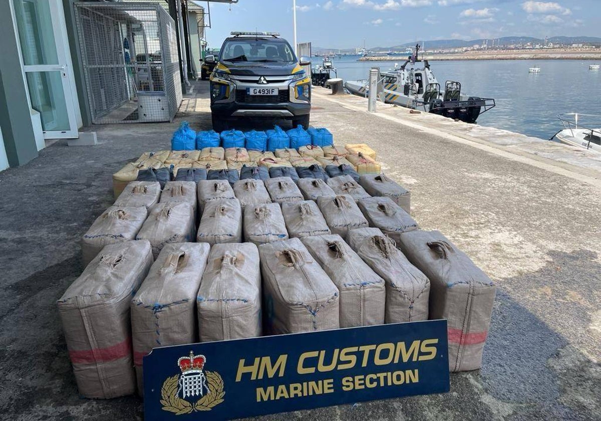 Gibraltar incauta dos toneladas de marihuana en fardos flotando en el mar.