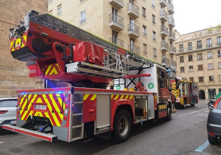 Dos camiones de bomberos acuden a una vivienda para sofocar un incendio