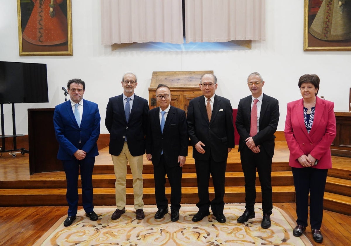 El director del Centro Cultural Hispano Japonés, José Abel Flores Villarejo; el presidente y el vicepresidente de la Asociación Universidad de Salamanca en Japón, Katsuyuki Tanaka y Kikuro Tani; el rector, Ricardo Rivero, y la secretaria general de la Universidad, María Josefa García Barrado.