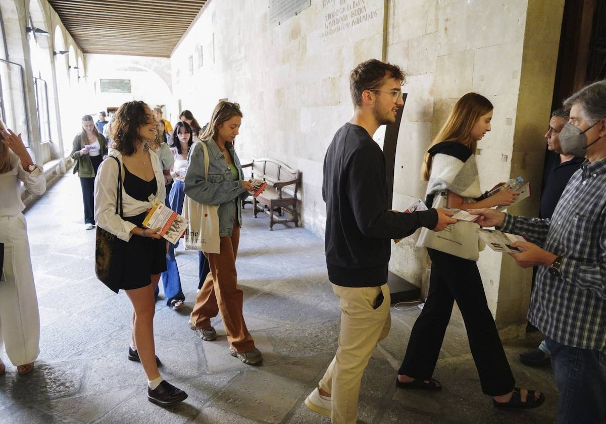 Estudiantes internacionales entrando en el Paraninfo en la recepción celebrada este curso para alumnos de otros países.