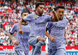 Rodrygo celebra su segundo gol al Sevilla.