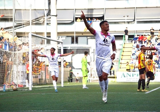 Marco Tulio celebra el gol del empate del Salamanca.