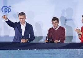 Feijóo con Almeida y Ayuso la noche de las elecciones municipales