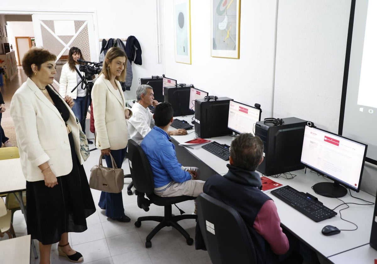 Isabel Fernández y Esperanza Vázquez, en el aula de La Inmaculada