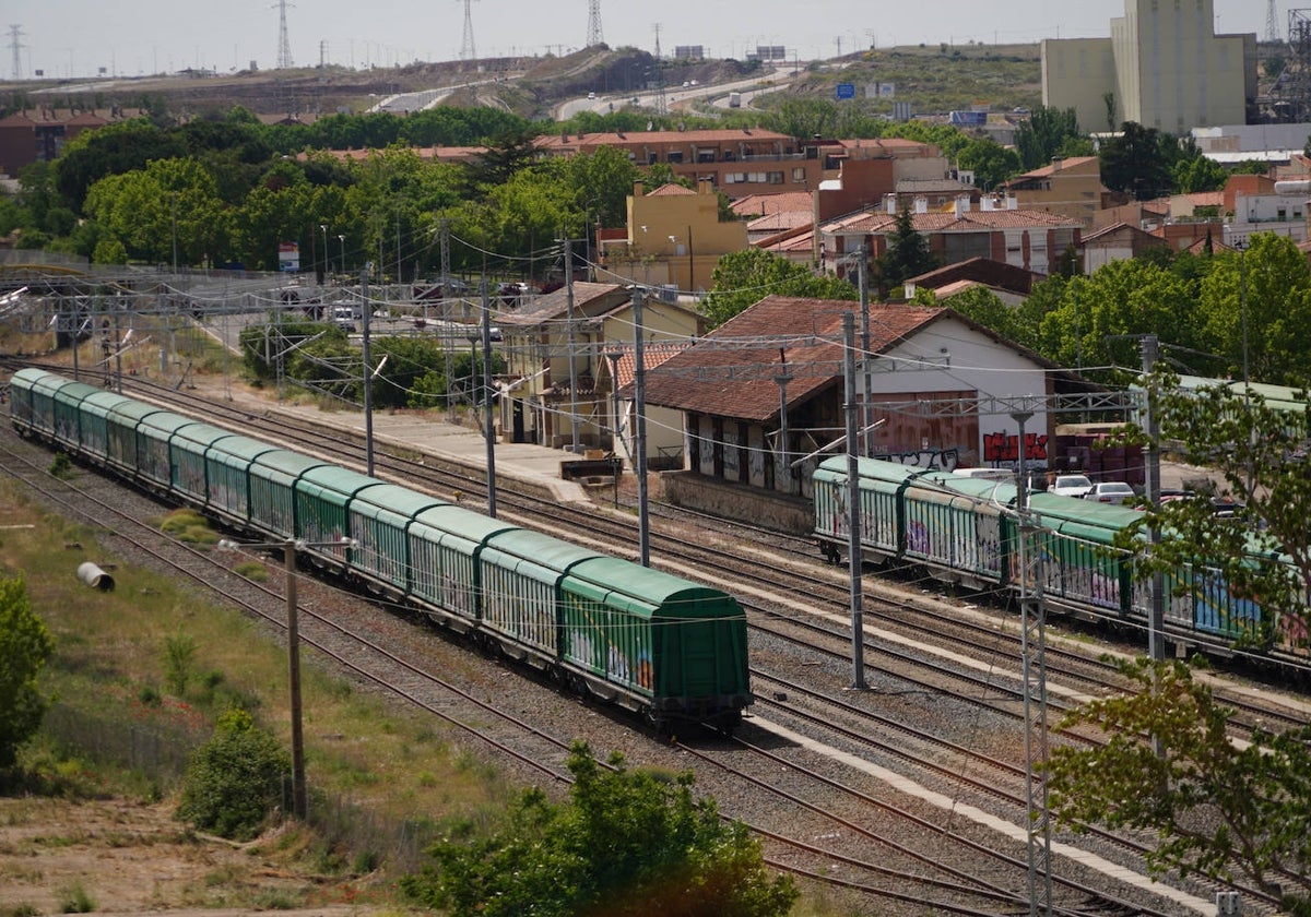 En la estación de Tejares, recién reformada, no para ningún tren de pasajeros