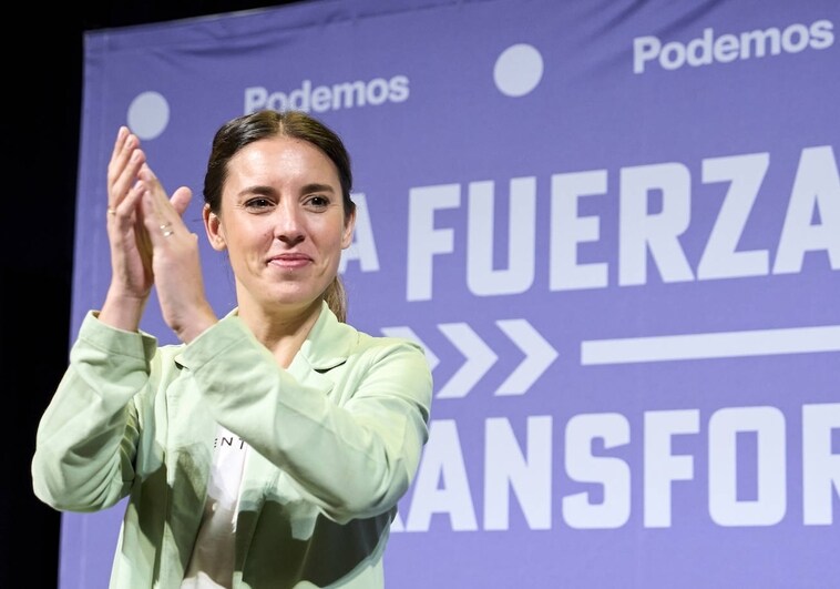 Irene Montero aplaude durante un acto de campaña de Podemos.