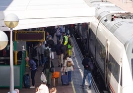 Salmantinos usando el tren en Salamanca