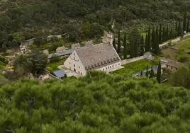 Vista aérea del convento de Las Batuecas en un fotograma de «Libres».