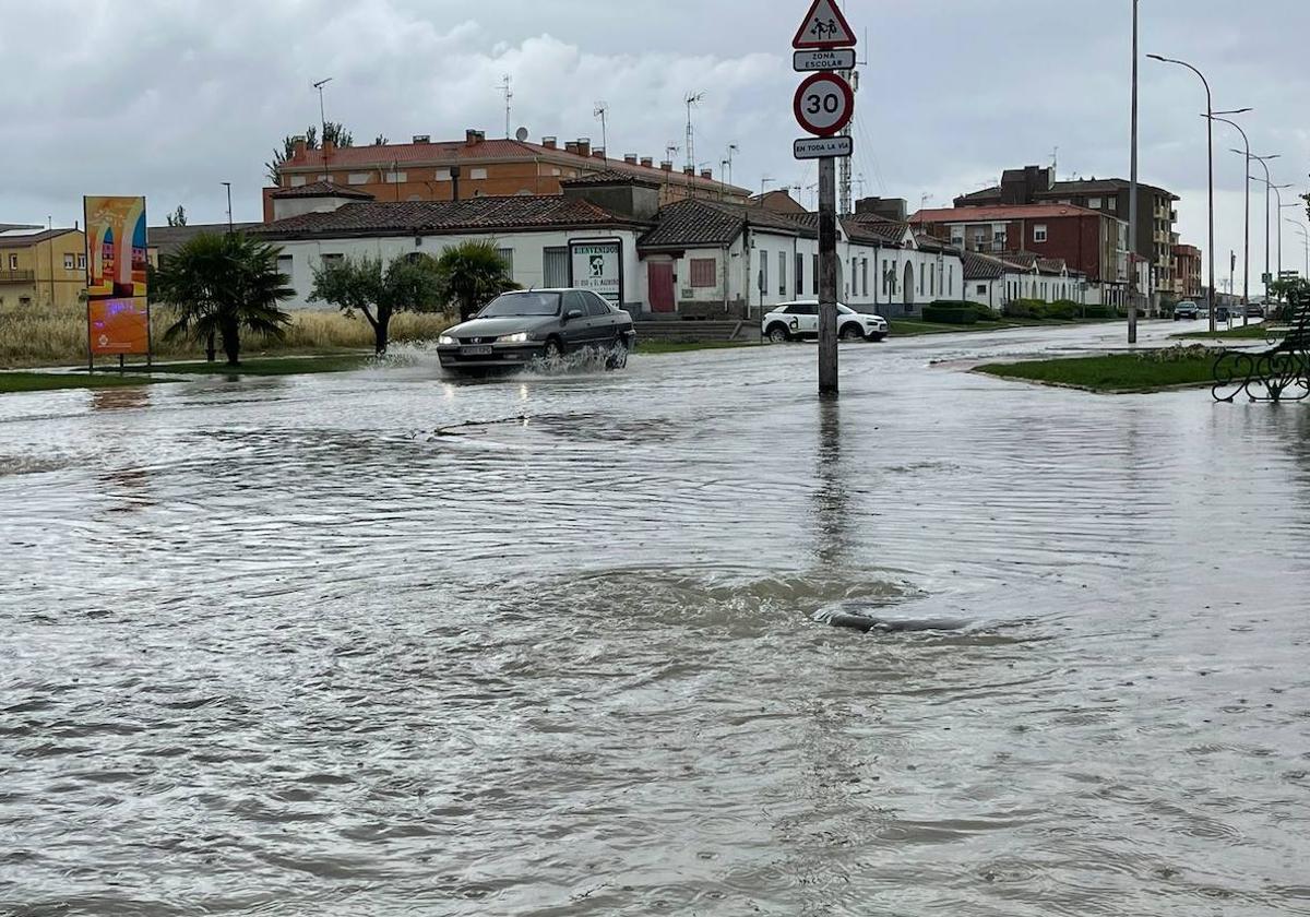 Una vía de la localidad de Peñaranda totalmente anegada por la lluvia.