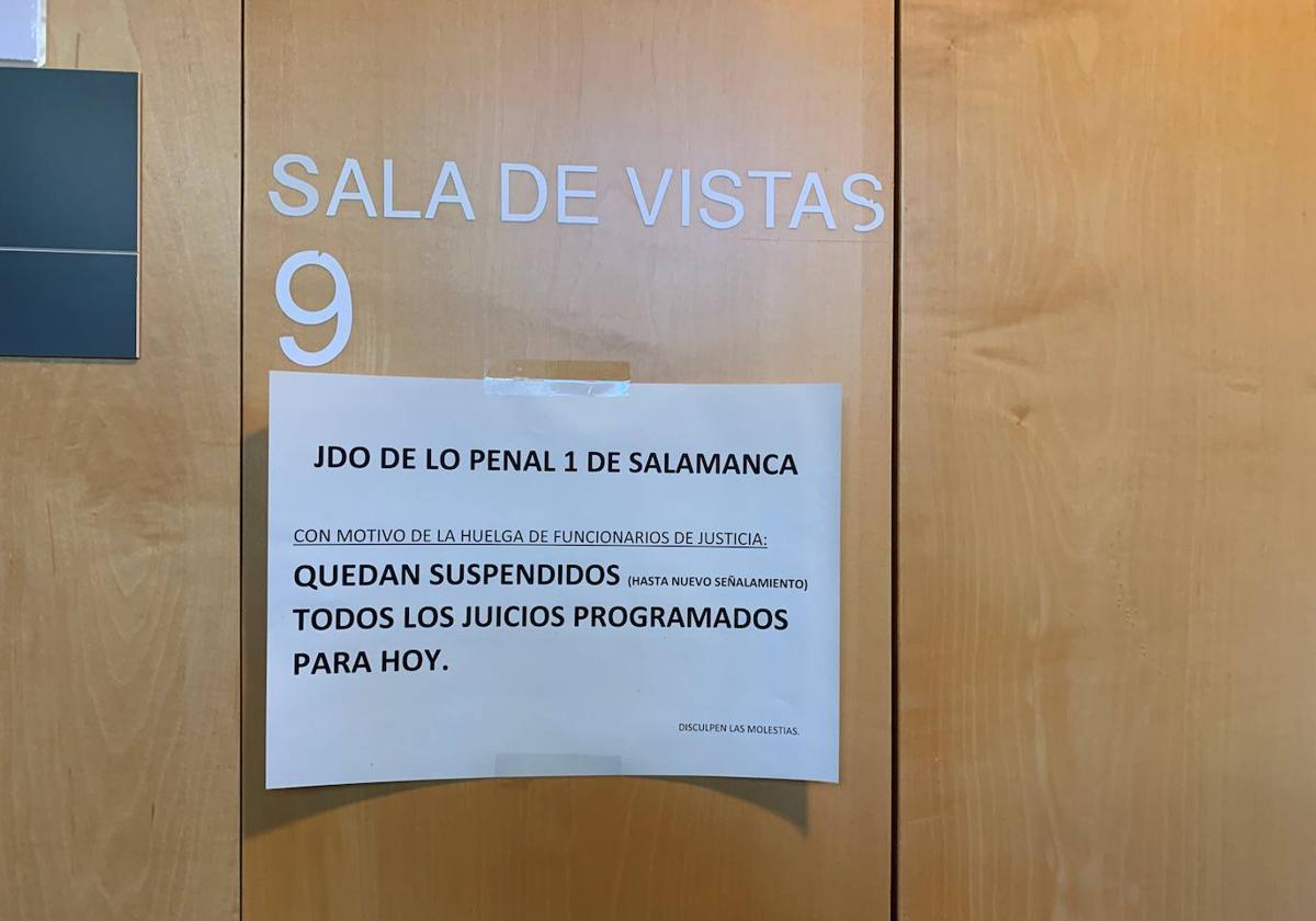 Un cartel a la puerta de la sala de vistas informando de que se suspende todas las vistas.