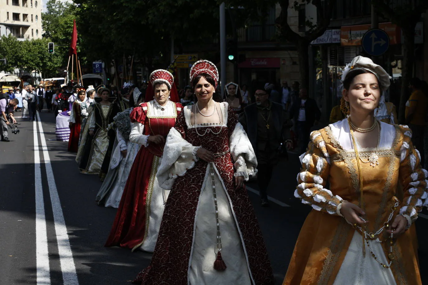 Las elegantes vestiduras del siglo de Oro desfilan por Salamanca