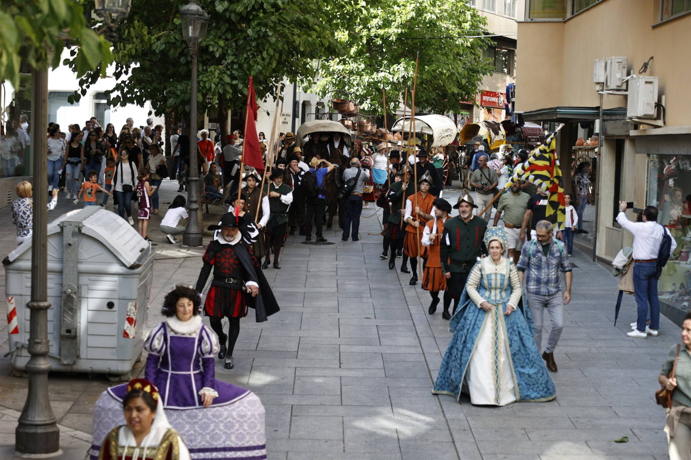 Las elegantes vestiduras del siglo de Oro desfilan por Salamanca