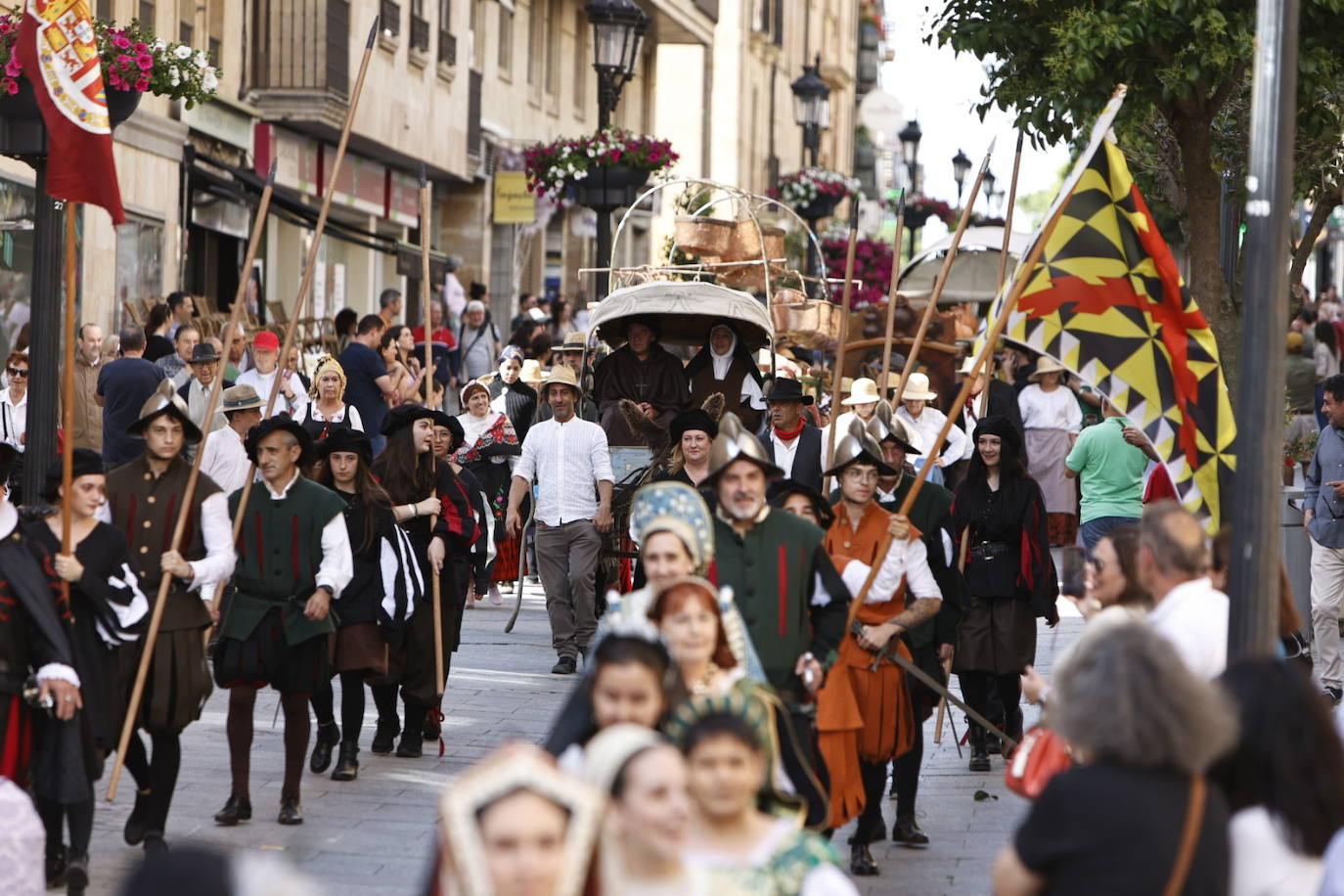 Las elegantes vestiduras del siglo de Oro desfilan por Salamanca