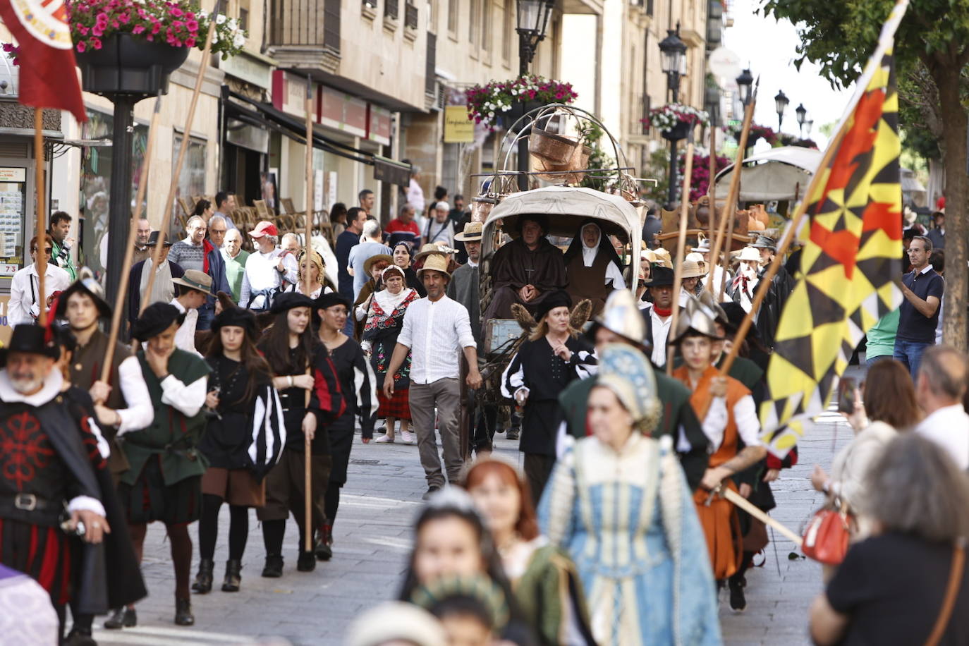 Las elegantes vestiduras del siglo de Oro desfilan por Salamanca