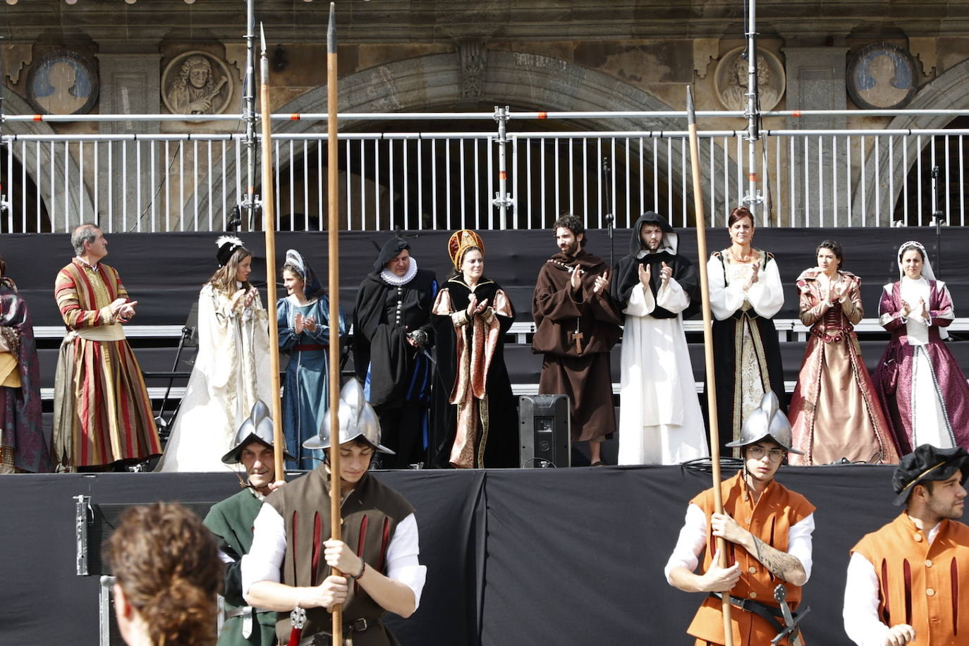 Las elegantes vestiduras del siglo de Oro desfilan por Salamanca